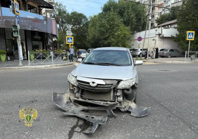 В Махачкале автомобиль вылетел на тротуар и сбил двоих детей