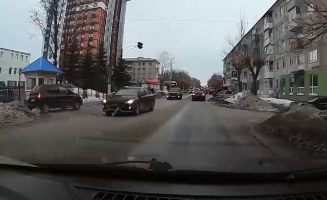 Столкновение в Ижевске: водитель минивэна не смог пересечь дорогу и попал в ДТП