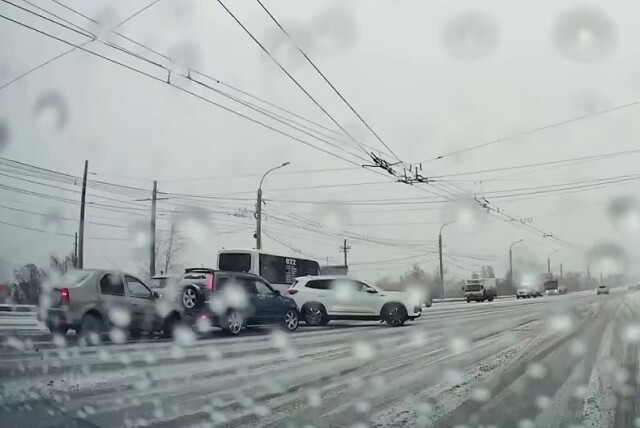 В Омске водитель кроссовера на скользкой дороге не вписался в поворот и попал в ДТП 