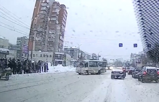 В Иванове водитель автобуса решил «подрифтовать» и врезался в припаркованные «Жигули»