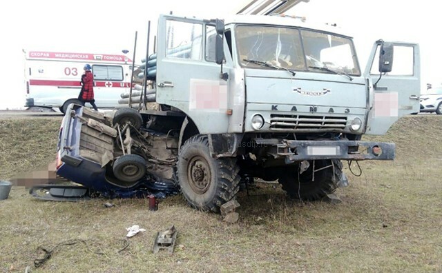 В Башкирии водитель и пассажир ВАЗа погибли под встречным КАМАЗом 