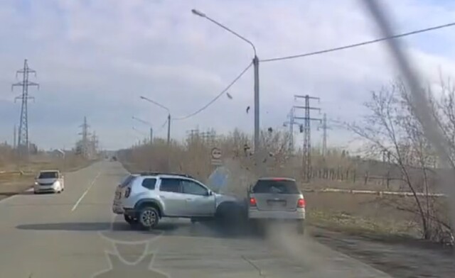 Жёсткое ДТП на улице Трактовой в Барнауле: один поворачивал, а другой опережал 