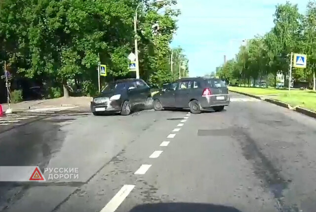 В Петербурге Opel поворачивал налево и не пропустил SsangYong