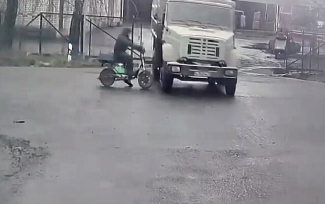 Момент ДТП в Брянской области: водитель автомобиля ЗИЛ не уступил дорогу велосипедистке