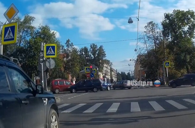 Ударил две машины и скрылся