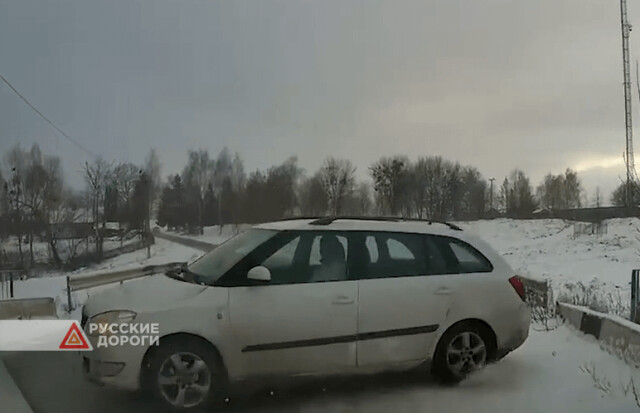 Skoda Fabia на повороте вылетела на встречную