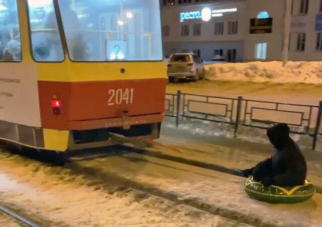 В Ижевске молодой человек привязал тюбинг к трамваю и решил прокатиться