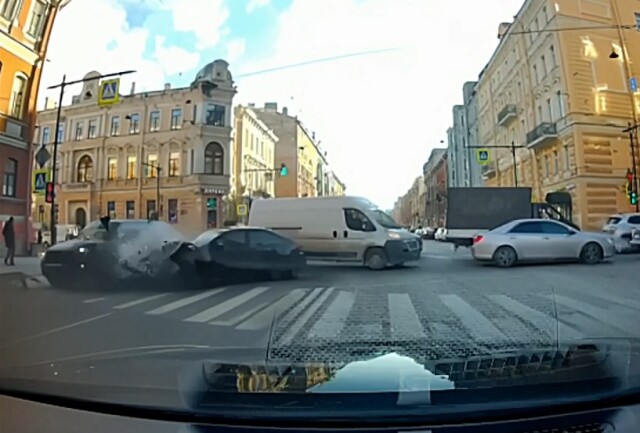 Момент ДТП на перекрестке в Петербурге: «Виновник был без ОСАГО» 