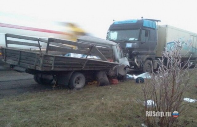 ГАЗель врезалась в тягач — погиб человек 