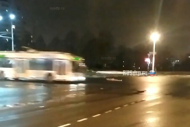 В Минске голый пешеход лежал посреди перекрестка, мешая движению