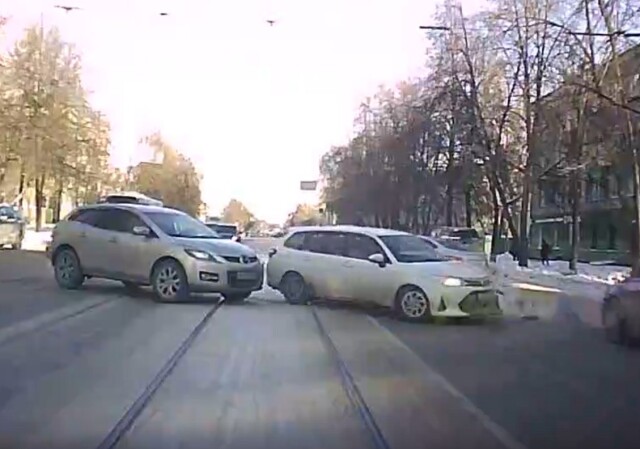 В Новосибирске водитель «Мазды» хотел развернуться и спровоцировал аварию