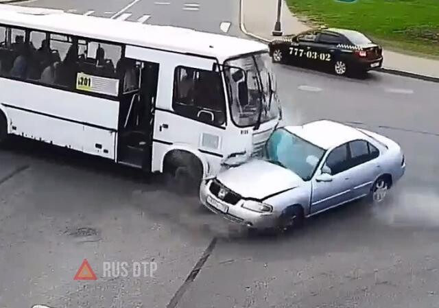 Маршрутка и легковушка столкнулись в Петербурге