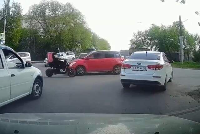 Курьер на электросамокате въехал в автомобиль в Омске 