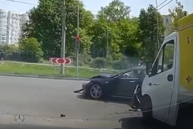 Массовая авария с участием электрокара Tesla произошла в Севастополе