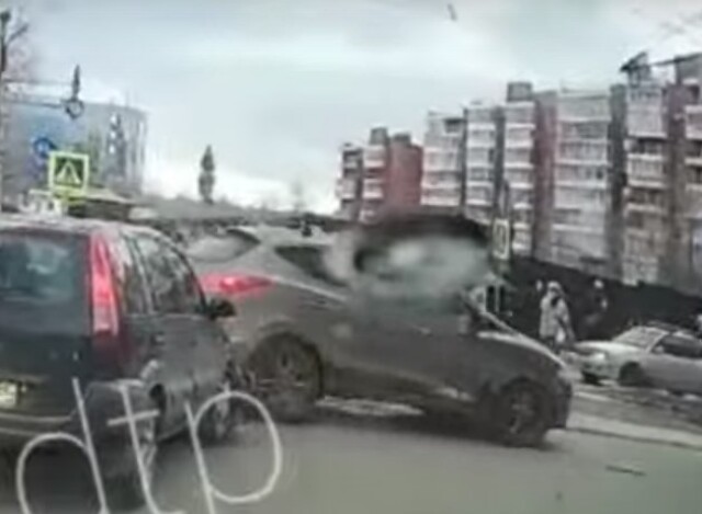 В Иркутске водитель при выезде со второстепенной не пропустил двигавшуюся по главной машину 