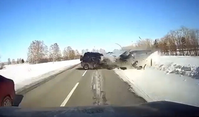 «Мальчик пришёл в себя, а его мама умерла»: видеорегистратор запечатлел момент смертельного ДТП в Ульяновской области 