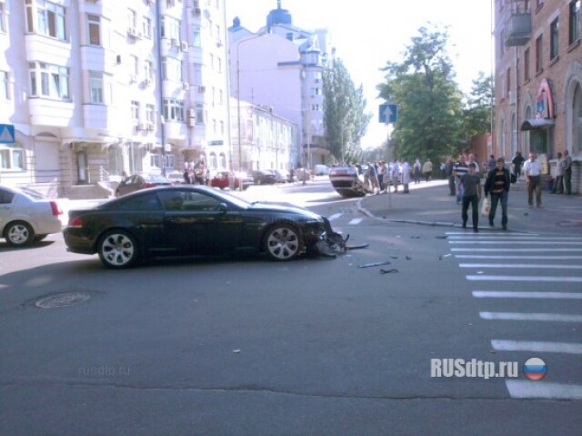 В Киеве «БМВ» уложил «ВАЗ» на уши 