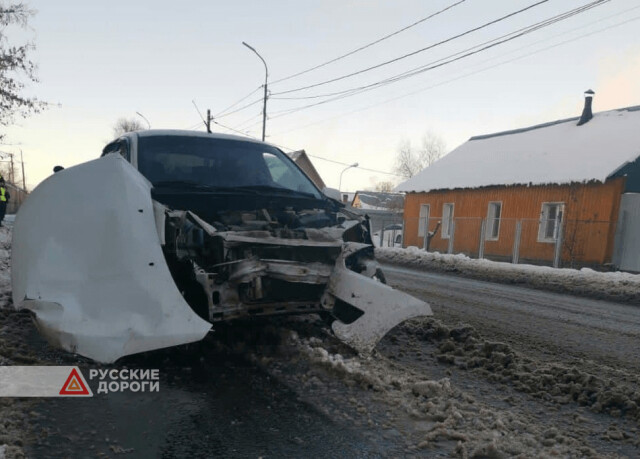 В Оренбурге легковой автомобиль сбил пешеходов на тротуаре 