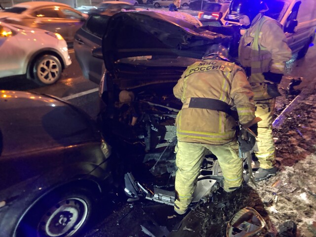 «Оказал медвежью услугу?»: видеорегистратор запечатлел момент массового ДТП в Петербурге 