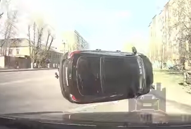 Автомобиль перевернулся в результате ДТП в Красноярске