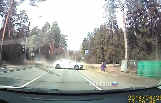 На пешеходном переходе 