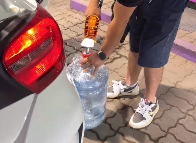 «Это фиаско, братан!»: в Сочи водитель пытался наполнить бензином бутыль для воды