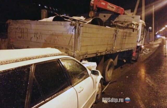 В Иркутске водитель погиб, врезавшись в стоящий грузовик 
