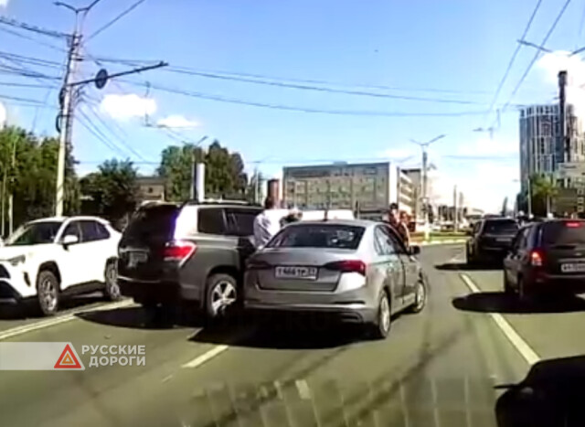 Два водителя не поделили дорогу на улице Калинина в Чебоксарах