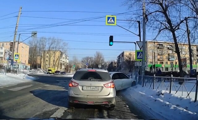 Столкновение на перекрестке в Омске — пешеходы едва успели отбежать