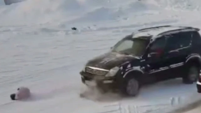 В Красноярском крае женщина на кроссовере сбил двоих детей 