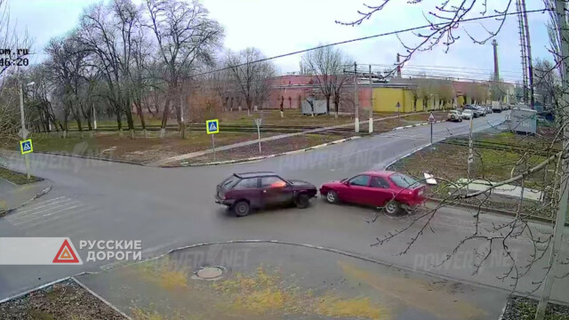 Два автомобиля столкнулись на перекрестке в Волжском