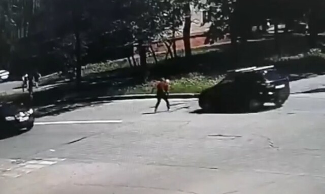 В Нижнекамске пешеход переходил дорогу на красный и попал под машину 