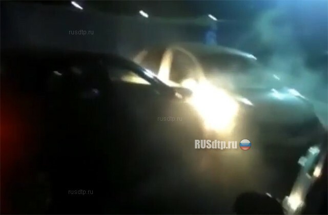 Во Владивостоке неадекватный водитель таранил машину возлюбленной на парковке