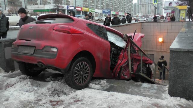 В Москве автомобиль влетел в подземный переход. Четверо пострадали 