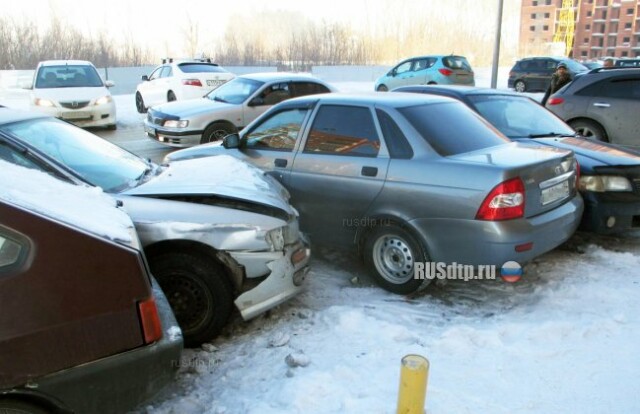 В Новосибирске перепутавшая педали девушка врезалась в 4 припаркованных автомобиля 