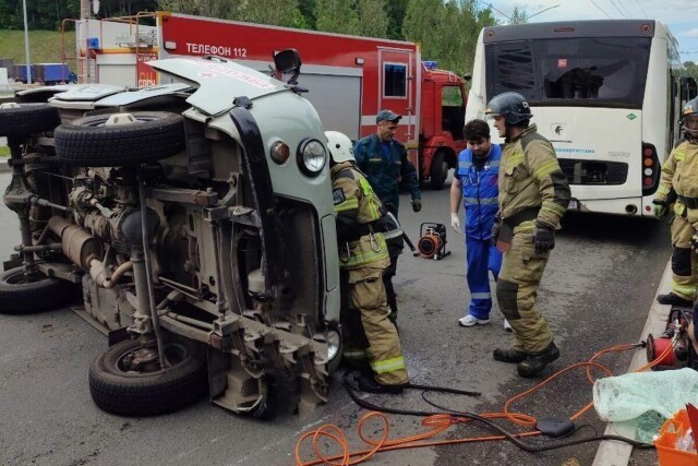Видеорегистратор запечатлел момент столкновения УАЗа и автобуса на улице Сипайловской в Уфе 