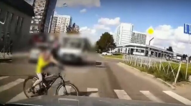 «Двигались на красный»: в Новосибирске автомобиль сбил двух детей на велосипеде