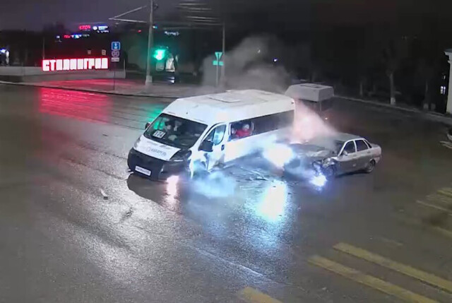 Легковой автомобиль и маршрутка столкнулись в Волгограде: пострадали 7 человек 