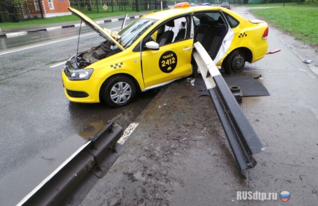 Таксист сбежал с места ДТП на Новоцарицынском шоссе 