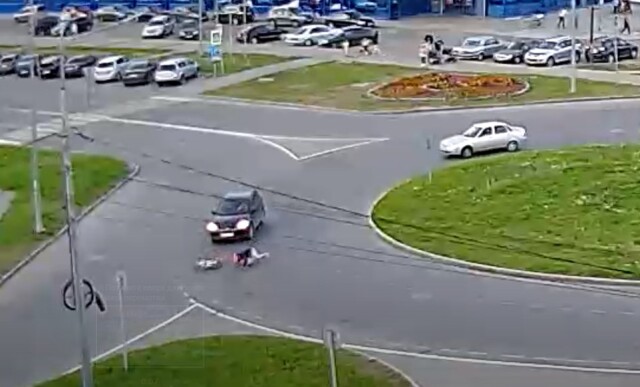 Легковой автомобиль сбил велосипедиста при въезде на кольцо в Вологде