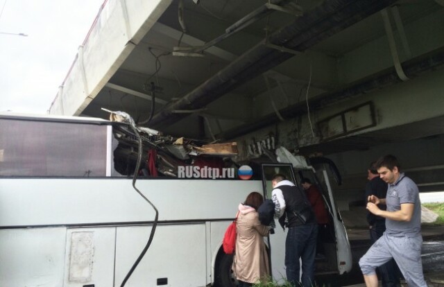 Автобус врезался в путепровод на Ленсоветовской дороге в Петербурге 