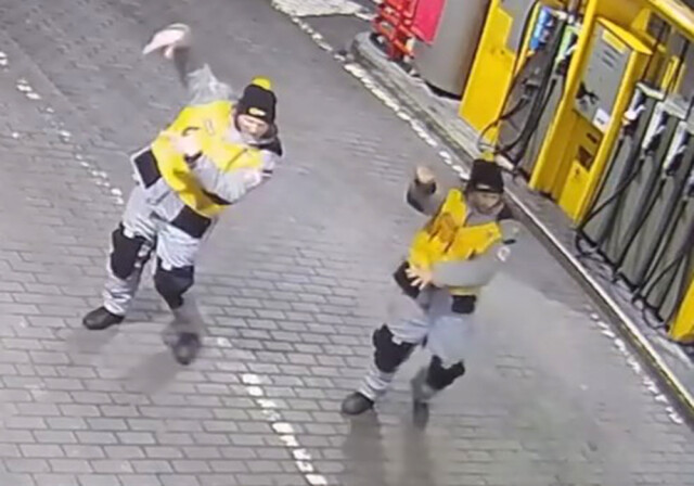 Двое заправщиков станцевали танец, чтобы согреться в мороз