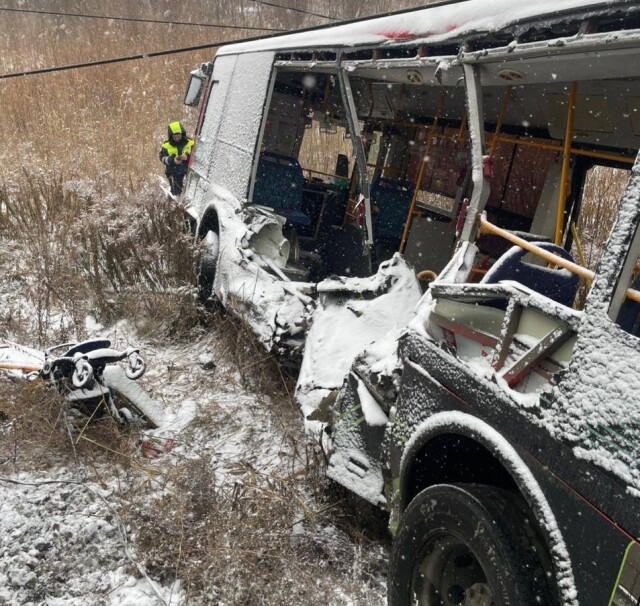 «Протащил несколько десятков метров»: автобус столкнулся с поездом в Хабаровске 