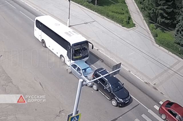 Автобус без тормозов столкнулся с несколькими автомобилями в Бийске