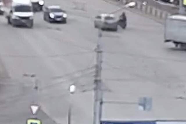 Мотоцикл и легковой автомобиль столкнулись на перекрестке в Красноярске