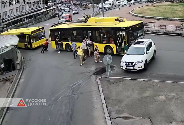 Пассажиры троллейбуса устроили ДТП в Киеве