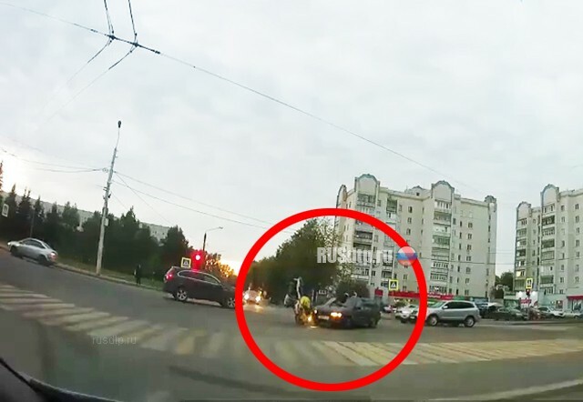 В Костроме столкнулись автомобиль и мотоцикл. ВИДЕО 