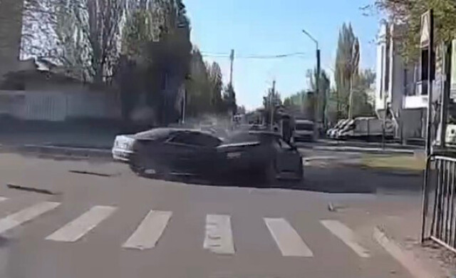 «До зелёного оставалась одна секунда»: два автомобиля столкнулись на перекрестке в Луганске 