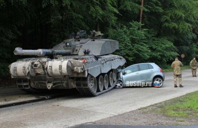 В Германии девушка на «Тойоте» протаранила танк 