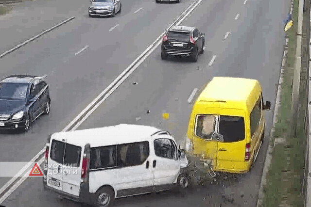 Два микроавтобуса столкнулись на Броварском проспекте в Киеве